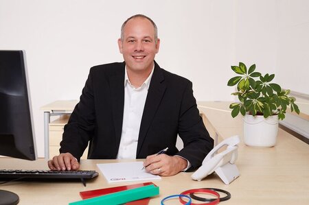 Herr Keller unser Vertriebsleiter Herr Keller unser Vertriebsleiter